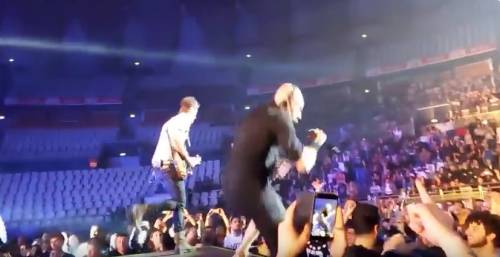 Il cantante dei Negrita ​cade dal palco durante il concerto