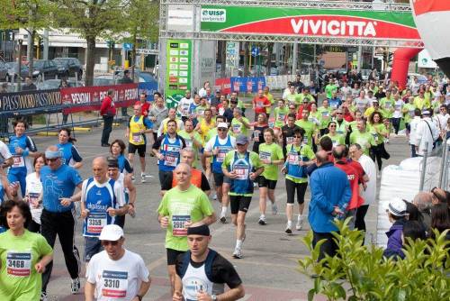 Ha un infarto durante la corsa, i soccorritori non sanno usare il defibrillatore