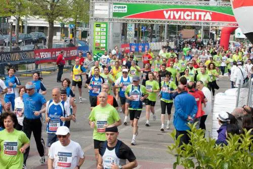 Ha un infarto durante la corsa,  i soccorritori non sanno usare il defibrillatore
