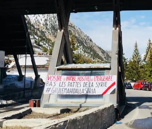 "Chi lancia bombe si prende i profughi", Fratelli d'Italia contro Macron