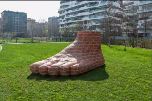Piedi giganti e "vedovelle" moderne nasce il museo d'arte all'aperto