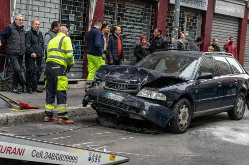 Sfascia 10 auto e lascia l'amico in coma