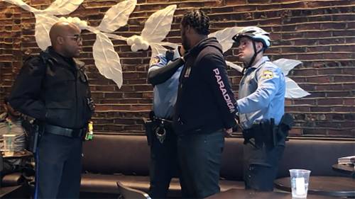 "Sono entrati senza ordinare". E i due afroamericani vengono arrestati da Starbucks