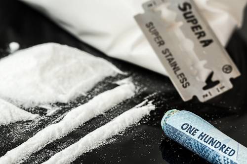 Ingoia cocaina per sfuggire ai carabinieri e va in overdose