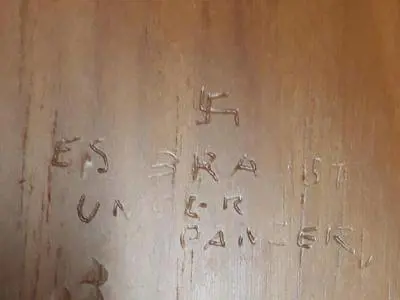 A Montecitorio spunta una scritta nazista nei bagni