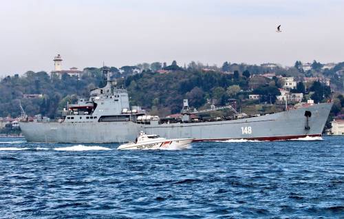 I raid non fermano la Russia, una nave militare fa rotta verso la Siria