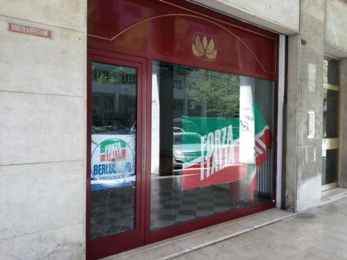 Venezia, raid a colpi di mazza contro una sede di Forza Italia