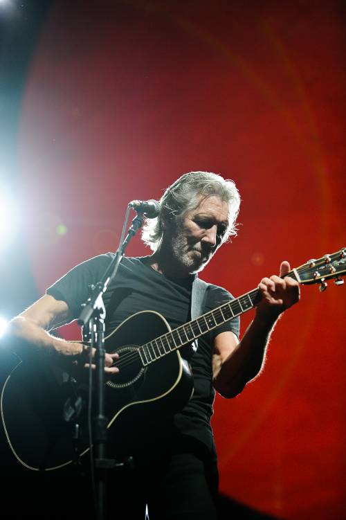Waters contro Gilmour: ridammi i social