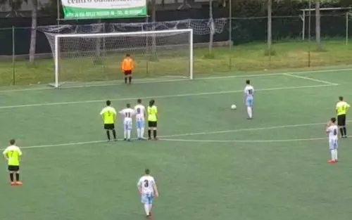 Il 13enne che da una lezione ai Rigore inesistente, sbaglia volontariamente. ​Ecco il 13enne che da lezioni ai campioni