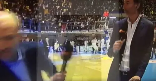 Telecronista a bordo campo investito da un giocatore (alto 196cm): il video