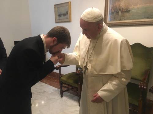 Bergoglio con il papà di Alfie: "Trasferiamolo a Roma"