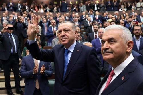 Il presidente turco Erdogan in parlamento con il premier Yildirim