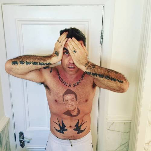 Robbie Williams si fa un nuovo "tatuaggio". I fan: "Dicci che è uno scherzo"