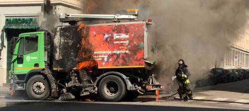 Milano, brucia il camion Amsa: nube nera e pompieri in strada