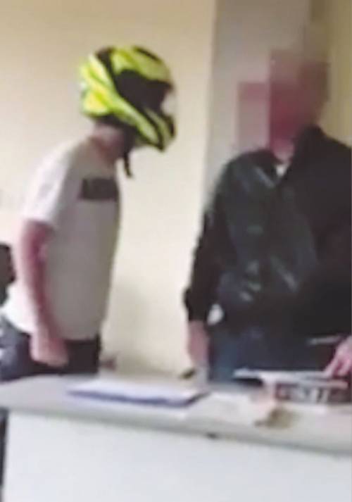 Minaccia choc dell'alunno: "Prof, ti sciolgo nell'acido"