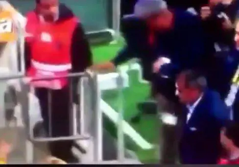 Turchia, Gunes colpito da un oggetto lanciato dagli spalti in Fenerbahce-Besiktas