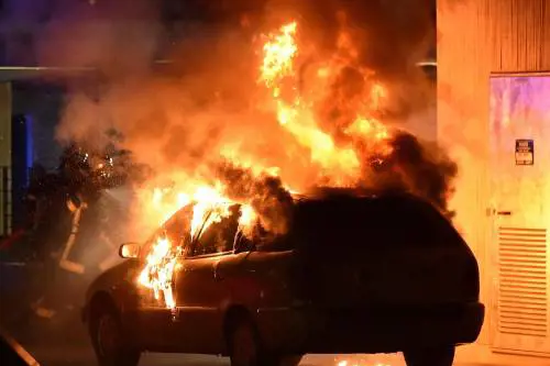 Guerriglia urbana e scontri etnici per una donna velata a Tolosa