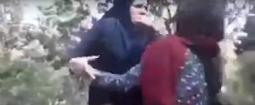 Iran, 20enne indossa velo male. La polizia la picchia per punirla