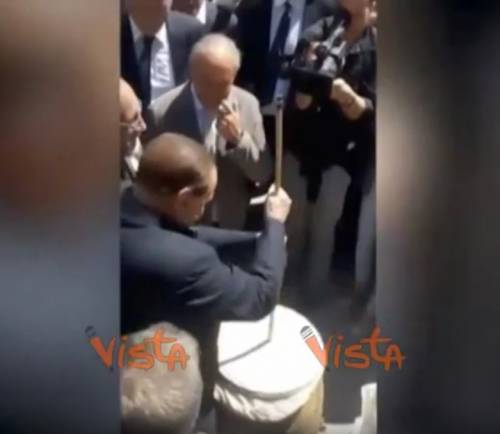 Berlusconi musicista folk: suona il "bufu" in Molise