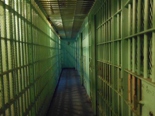 Perugia, follia in carcere: un detenuto nigeriano morde agente al collo