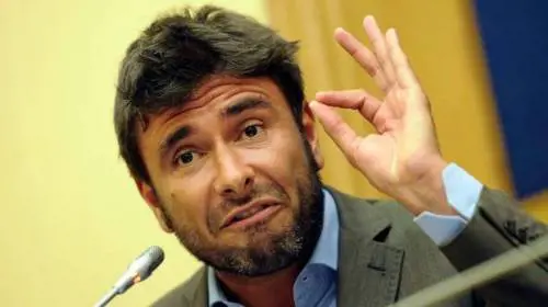 Di Battista: "In maglia rossa  i lacchè di Napolitano"