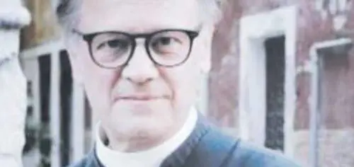 Padre Florian, il prete oscuro che dice messa per i "cattivi"