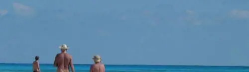 Ambientalisti e geologi all'attacco: "Il sesso tra i nudisti distrugge la spiaggia di Es Cavallet a Ibiza"