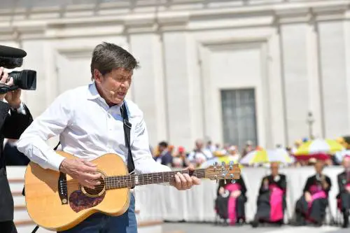 Gianni Morandi canta a sorpresa per Papa Bergoglio