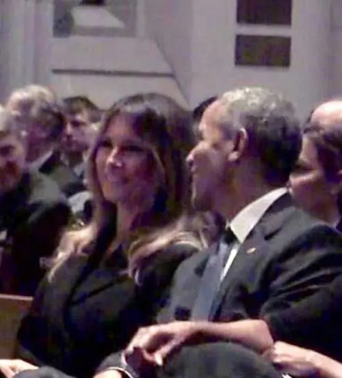 Al funerale di Barbara Bush, la first lady Melania Trump ride con Obama