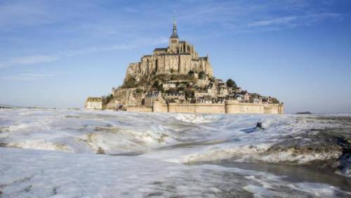 Turisti fatti evacuare da Mont-Saint-Michel, poi l'allarme rientra: solo una lite
