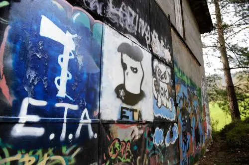 L'Eta si scioglie. Madrid avverte: "Niente sconti ai terroristi"
