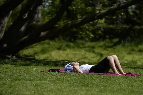 Meteo, sole e caldo il 25 aprile, dopo torna la pioggia e temperature in calo