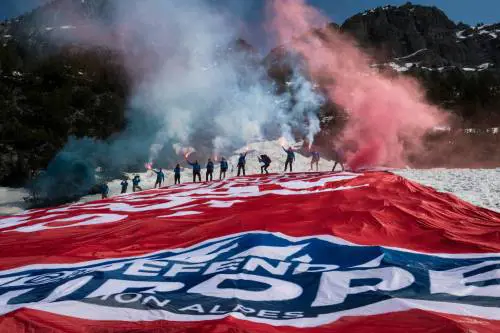 Blocco della destra ai migranti, scontri tra agenti e antifascisti al confine