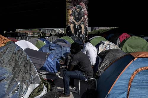 Il fallimento di Macron sull'immigrazione: Parigi è la nuova Calais