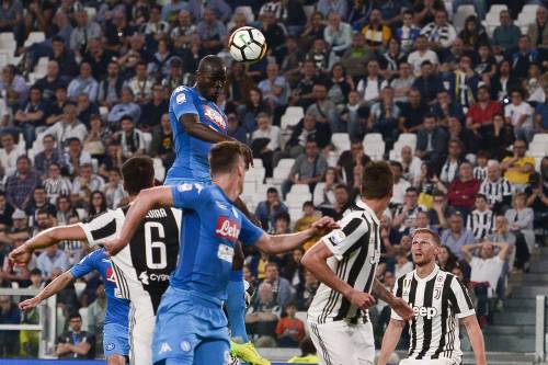 Una testata di Koulibaly tiene vivo il sogno La Juventus crolla al 90'
