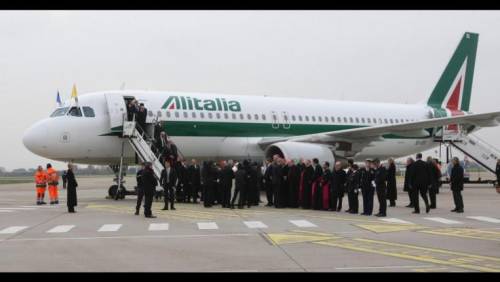 Toninelli s'imbarca su Alitalia: "Resterà italiana"