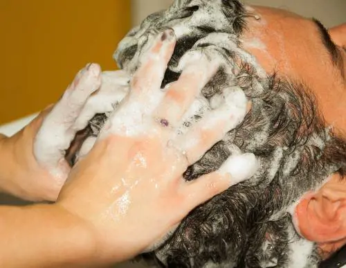L’ultima battaglia del politicamente corretto: via la parola "normale" dalle confezioni di shampoo
