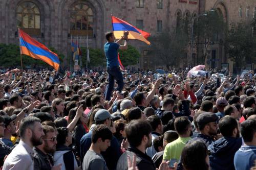 Dopo giorni di proteste in Armenia, si dimette premier Sargsyan
