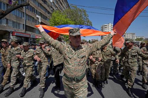 Armenia, il premier si dimette dopo giorni di proteste