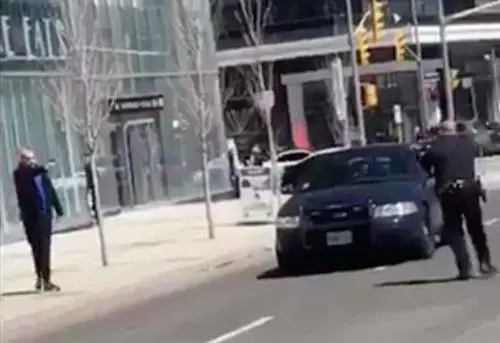 L'agente eroe che ha fermato il killer di Toronto: "A terra o ti sparo"