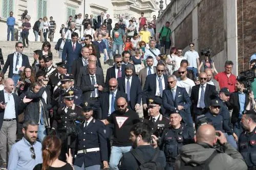 Roberto Fico a piedi al Quirinale scortato da 20 agenti