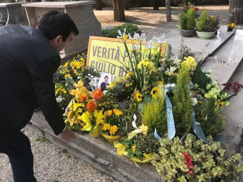Martina sulla tomba di Regeni. Ira della mamma: "Gravissimo"