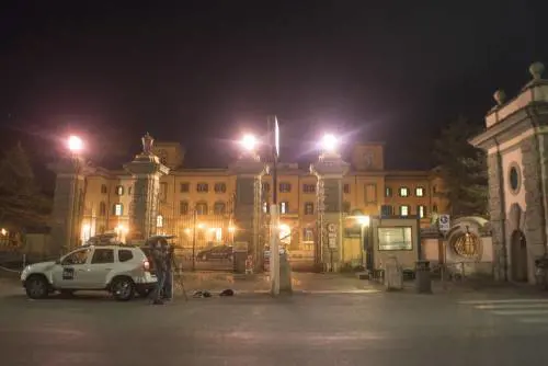 Una notte di follia in ospedale: il caos e la pistola, poi lo sparo