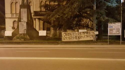 Liberazione, striscioni anti-migranti sulla statua ai partigiani