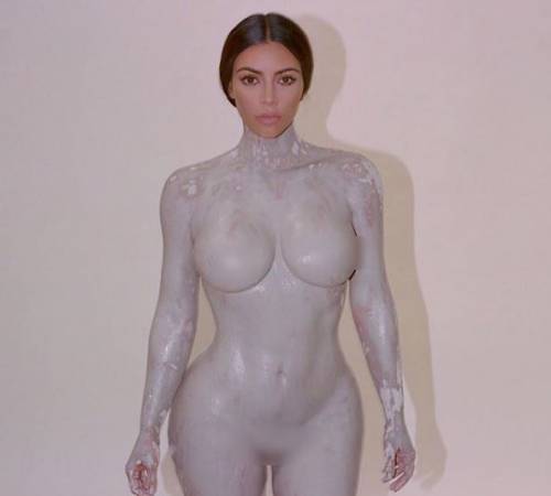 Kim Kardashian posa senza veli per lanciare il suo nuovo profumo