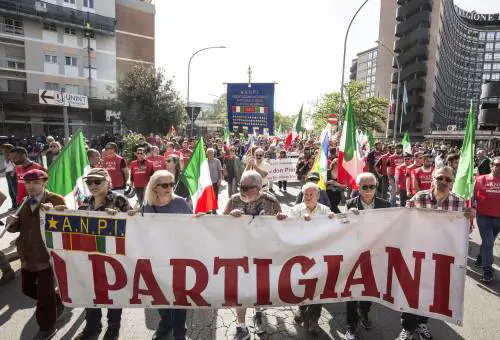 25 aprile, partigiani fischiano il questore di Prato. Lui li denuncia