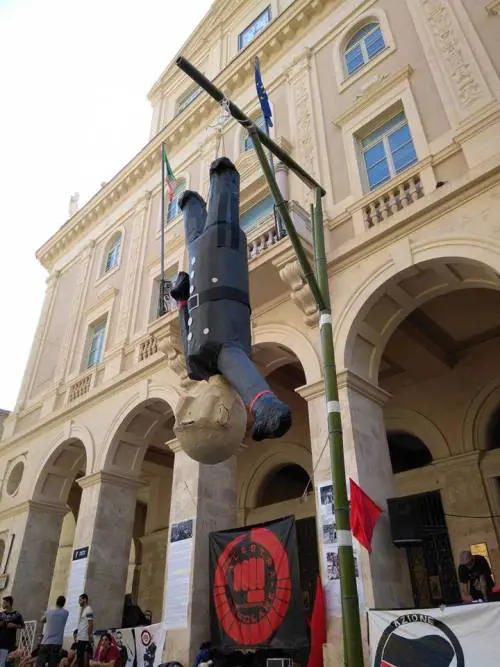 Il 25 aprile choc (per bimbi): spacca la testa al Duce e vinci le caramelle