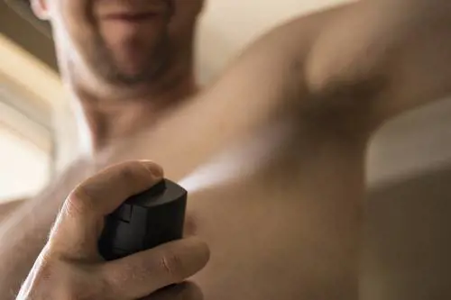 5 cattivi odori del corpo che non andrebbero mai ignorati