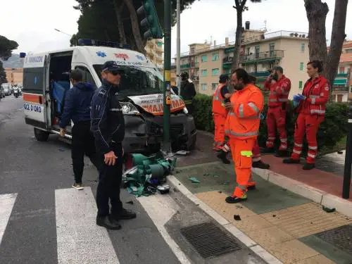 Imperia, ambulanza si schianta contro un palo
