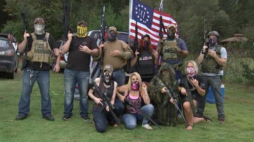Gli Usa delle milizie in guerra tra continui incubi e complotti